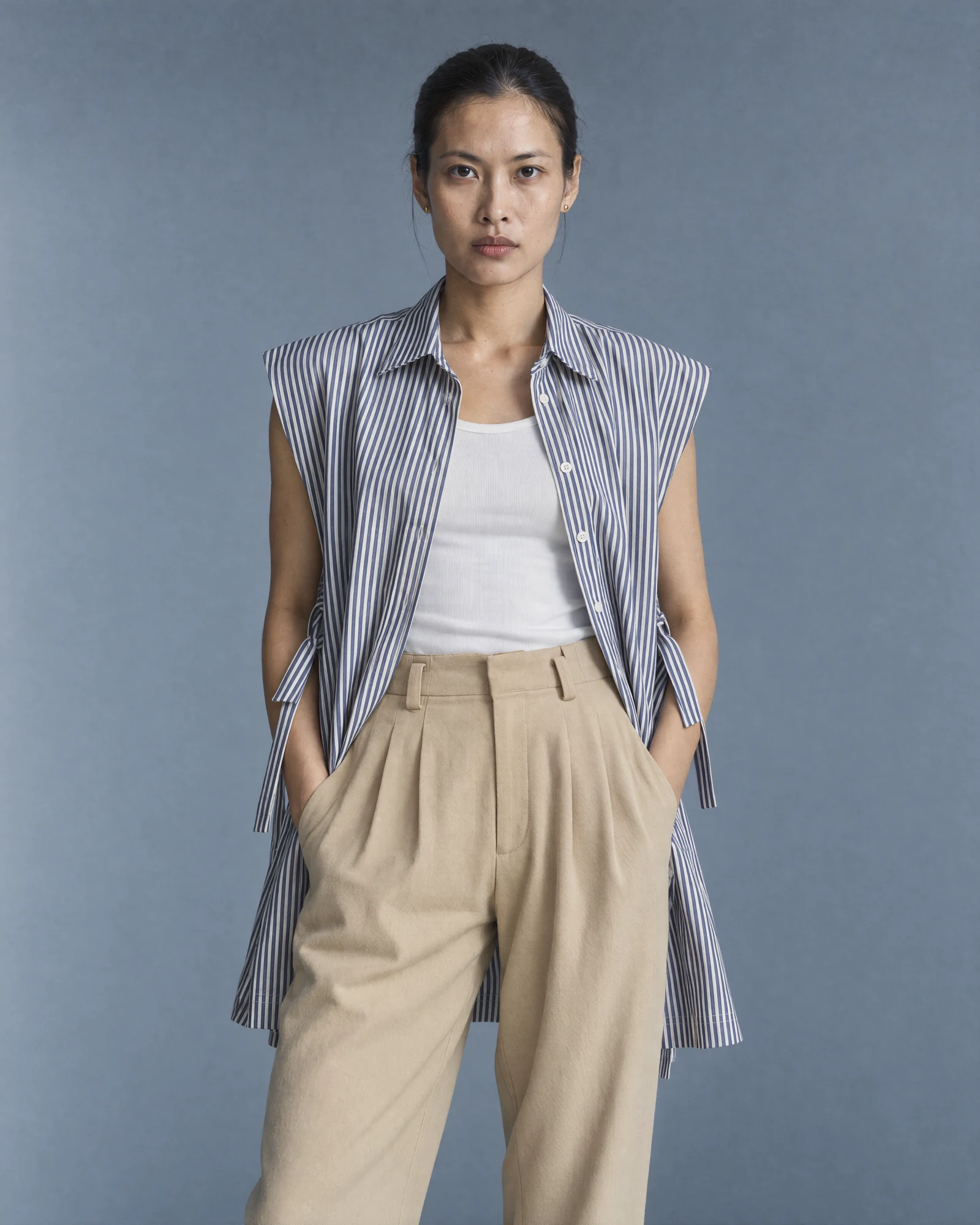 Perempuan memakai Navy Elona Stripe Outer dan Cream Naomi Prime Pant